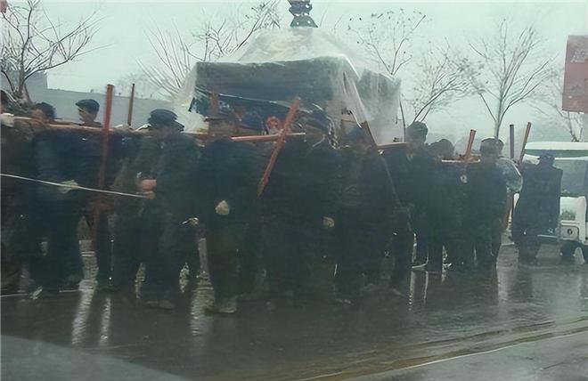 葬后_葬后回家莫回头_葬后三天复土要做什么